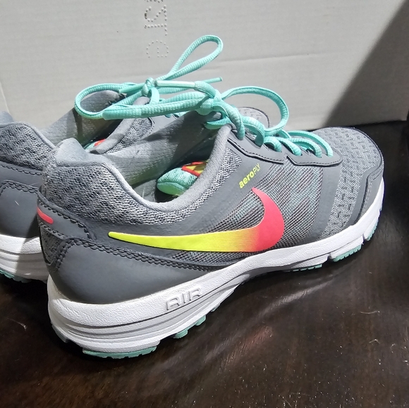 NIKE WOMENS AIR RELENTLESS 4 GRAY RUNNING SHOES SIZE 7.5 in Like New - Picture 4 of 5